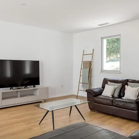 Penzion Guestready - Exquisite W/ Pool & Parking