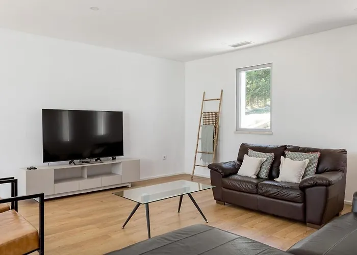 Penzion Guestready - Exquisite W/ Pool & Parking